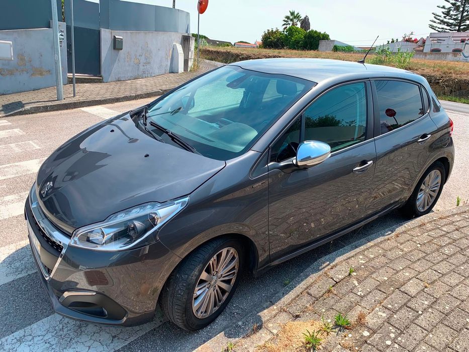 Peugeot 208 signature  poucos kilometros