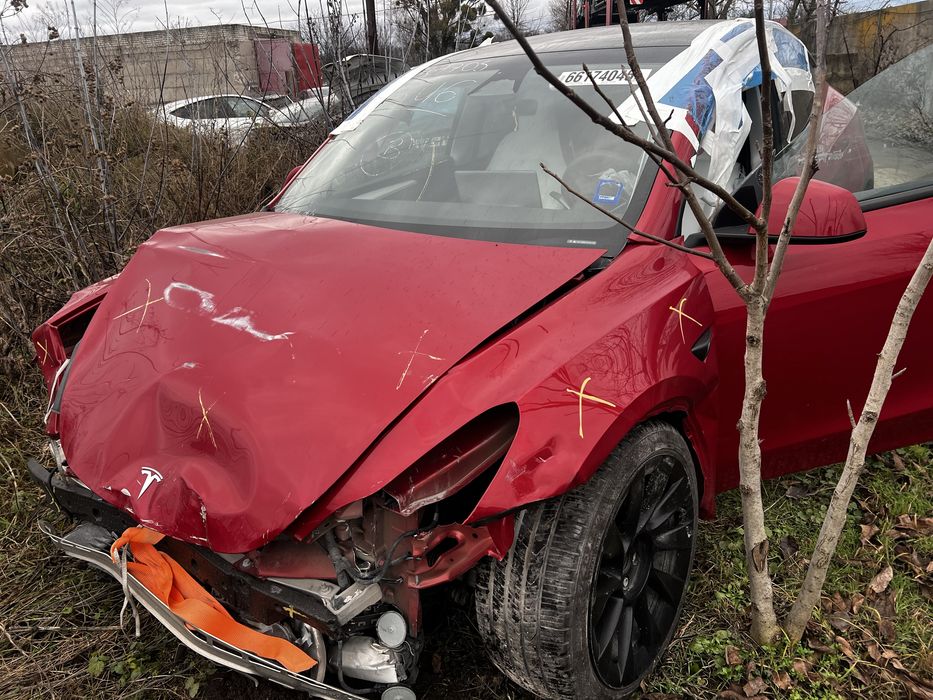Відновлення Tesla після ДТП та інші авто