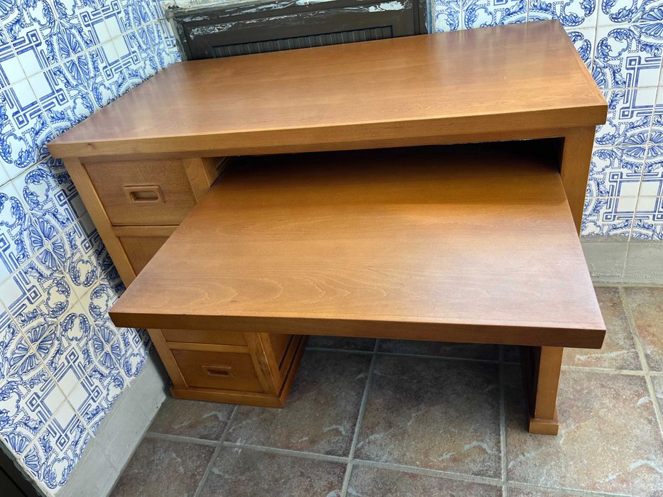 Secretária em pinho maciço, com gavetas, para quarto ou escritório.