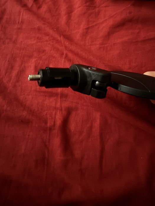 Дзеркало заднього виду кріпиться в руль
