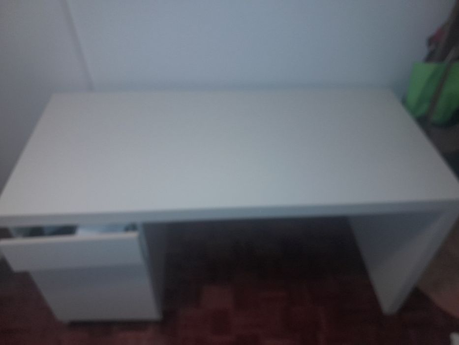 Secretária ikea.