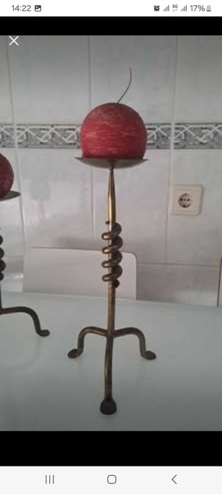 Castiçais com velas decorativas