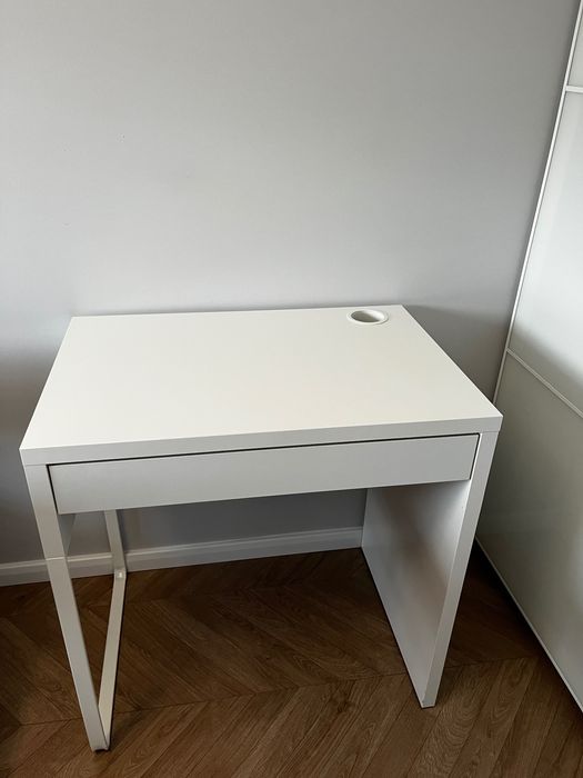 Białe biurko MICKE Ikea