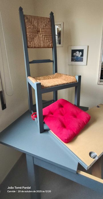 mesa de sala de jantar extensível + quatro cadeiras tipo alentejanas