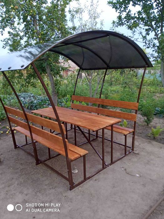 Альтанка. Стіл, лавка. Беседка