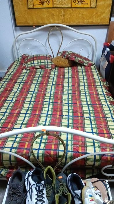 Cama de casal em ferro com estrado e colchão