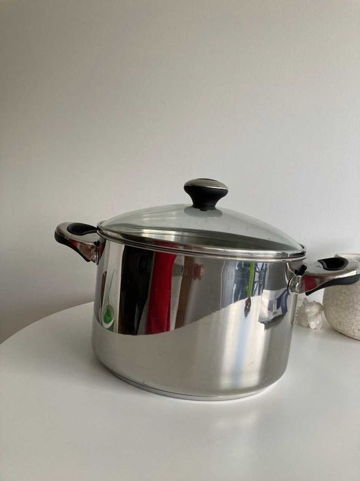 Panela grande em  aço inoxidável de otima qualidade