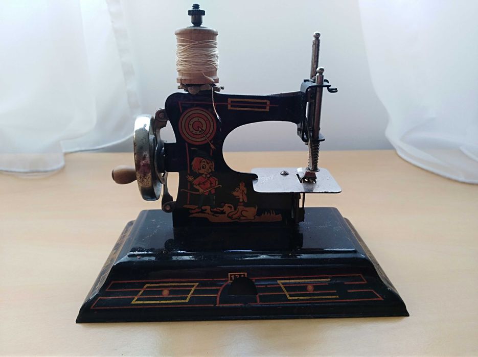 Máquina de costura vintage em metal, de meados dos anos 40 do séc XX