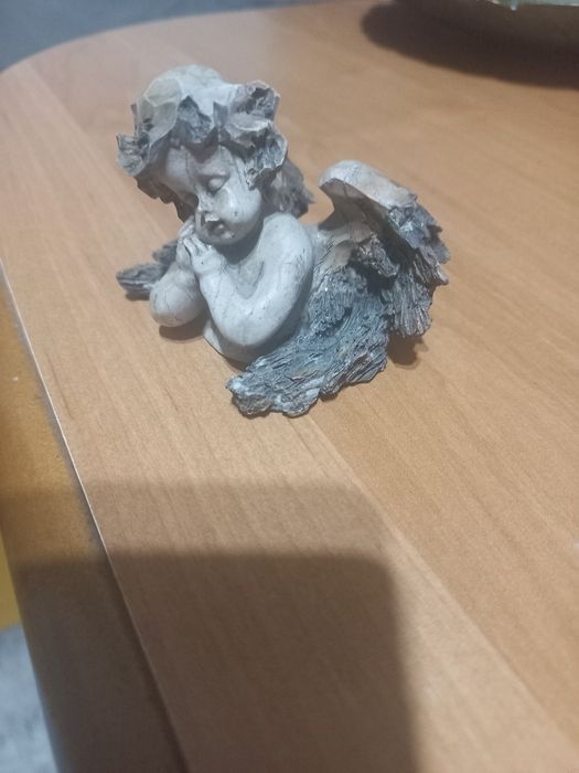 Figurka aniołka  z porcelany