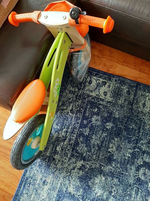 Pequena bicicleta de criança. A trotinete já não está disponível.