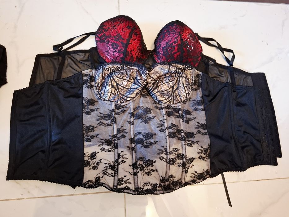 Bodystocking, gorset, biustonosz, pończochy itd.