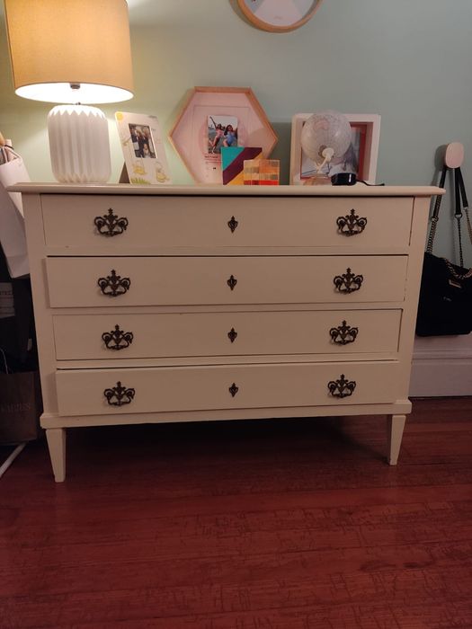 Cómoda Queen Anne lacada a amarelo claro (#E393 - ref. CIN), como nova