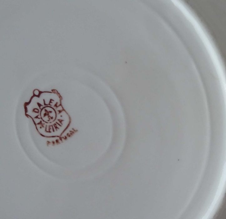 Pratos de Faiança Fina Aba Recortada da Fábrica Cerâmica da Madalena