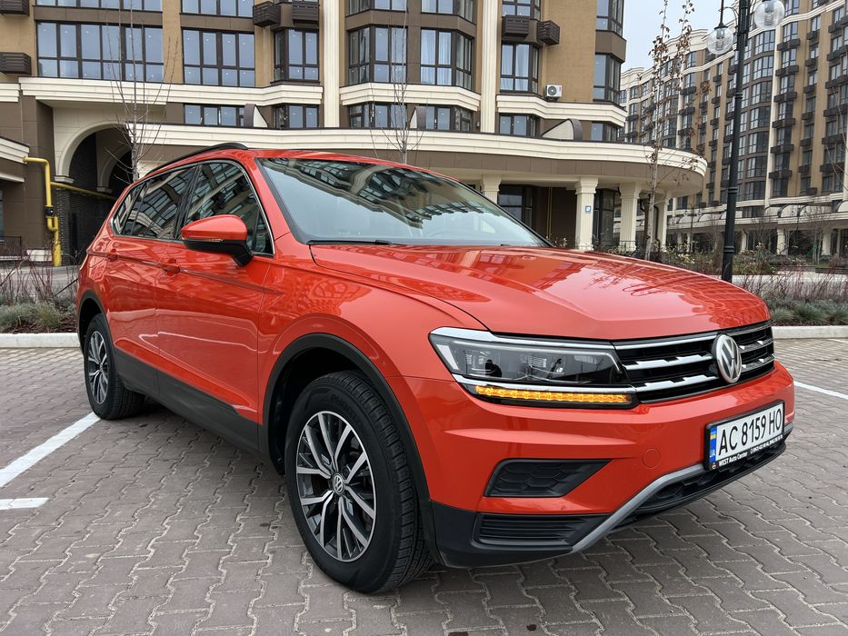 Volkswagen Tiguan Allspace випуск 9 місяць 2018 року , автомобіль відремонтований дуже якісно автомобіль вкладень не потребує. Безпека повністю ціла нічого не спрацьовувало. В живу автомобіль виглядає дуже ефектно колір дуже гарний на вигляд як оранжевий перламутр. Масла та колодки недавно були замінені, гума всесезонна 2023 року.

Комплектація:
- Світлий шкіряний салон з перфорацією
-7 місць
- Панорамний дах із люком
- щойно встановлено передню LED оптику з лінзами ( ближній/дальній) у темний час дня їздити з таким світлом одне задоволення)
- дістронік передній та задній ( авто саме гальмує коли бачить перешкоду 
- підігріви передніх сидінь 
- двохзонний клімат контроль
- безключовий доступ
- страрт з кнопки
- система Start/Stop
- Велика мультимедійна система з функцією AppleCarplay та Android Auto 
- датчики сліпих зон у дзеркалах