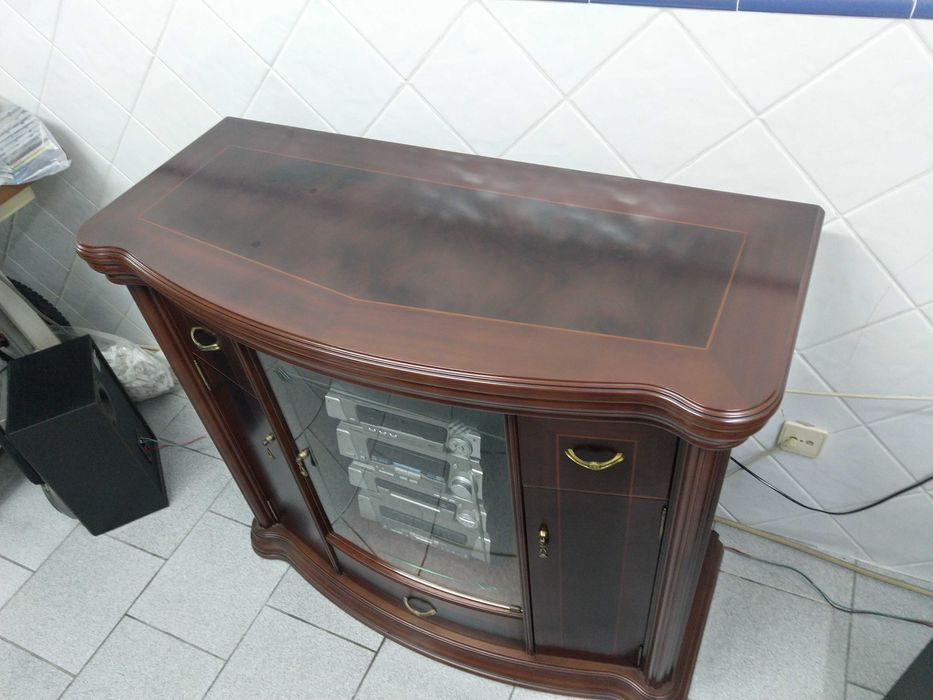 Móvel de televisão cerejeira