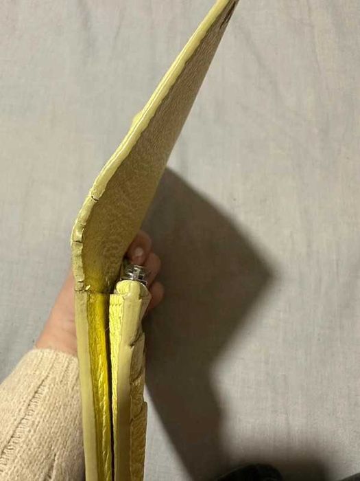 carteira amarela tous com letras amarelas escuras