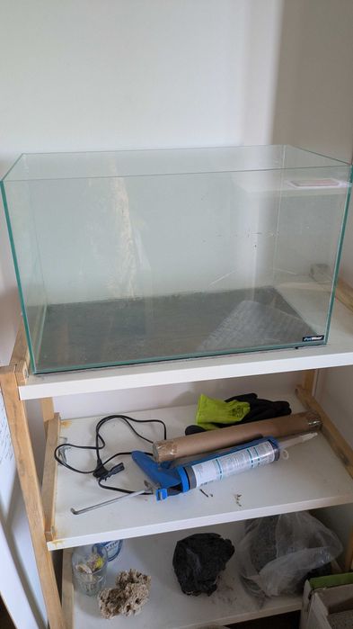 aquário com as medidas 50 cm x 26 cm x 30 cm (capacidade de cerca de 40 litros)