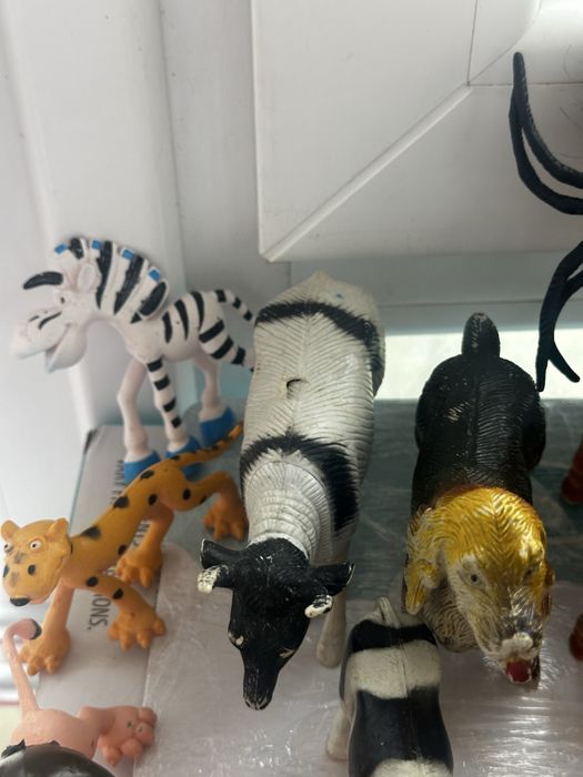 Фігурки тварин, птахів, динозаврів