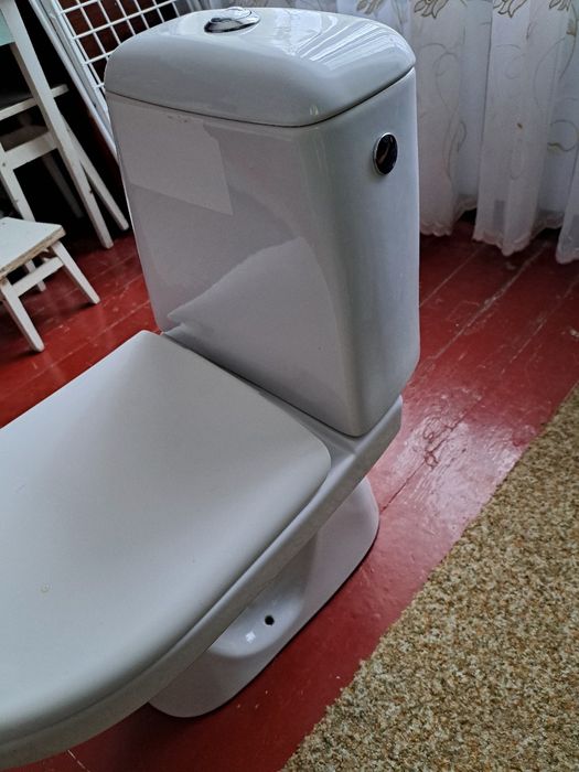 Унітаз з вертикальним зливом