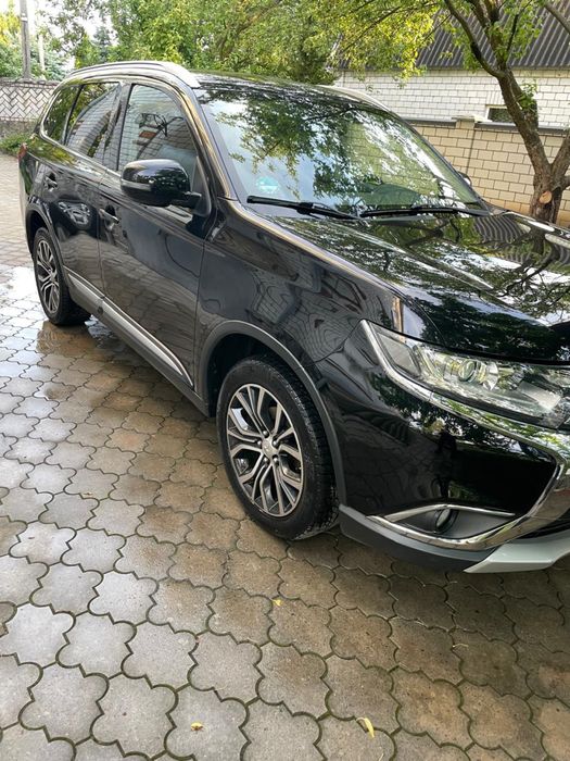 Продам MITSUBISHI OUTLANDER  7 місць • AWD повний привід • 2.2 дизель • АВТОМАТ • 2 повні комплекти R18