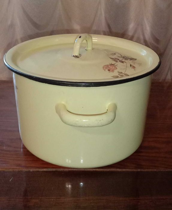 Большая эмалированная кастрюля, желтая. Объем 5 л. СССР