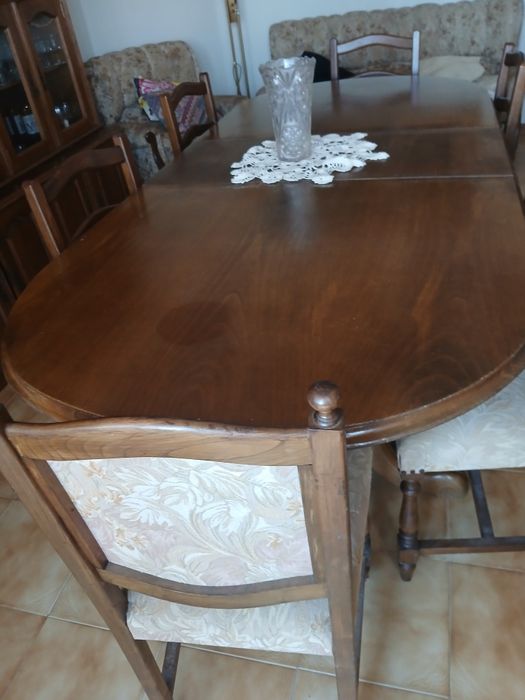 Mesa de sala de jantar  de abrir com 6 cadeiras mede fechada 1.78 x 98 aberta 2.17s