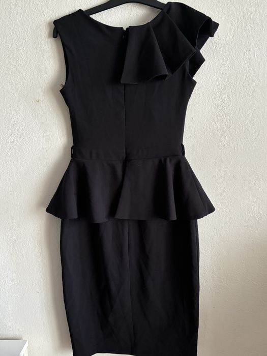 Czarna elegancka sukienka z baskinką