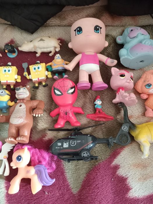 Игрушки разные маленькие, мак дак и другие