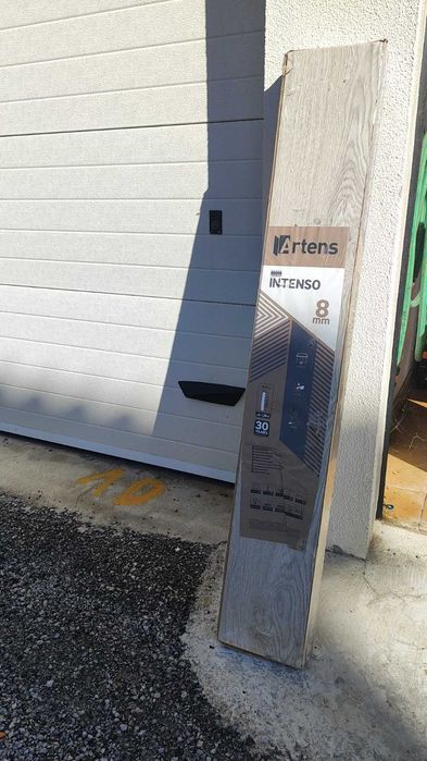 Pavimento laminado Artens INTENSO 8 mm 2 caixas (≈3,98 m²) — novo