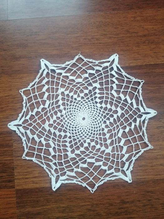 Rozm. 25 cm, Biała mocno ażurowa serwetka