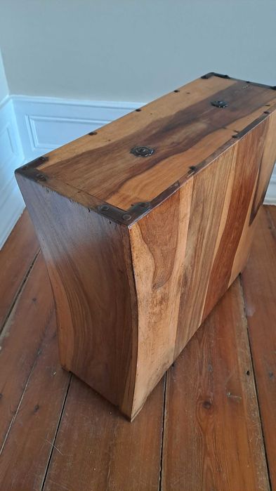 Contador em pau rosa, de madeira maciça, em óptimo estado