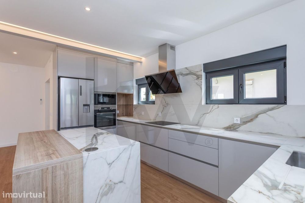 Charmosa Moradia T5 com Jardim Totalmente Remodelada -  Sassoeiros, Ca