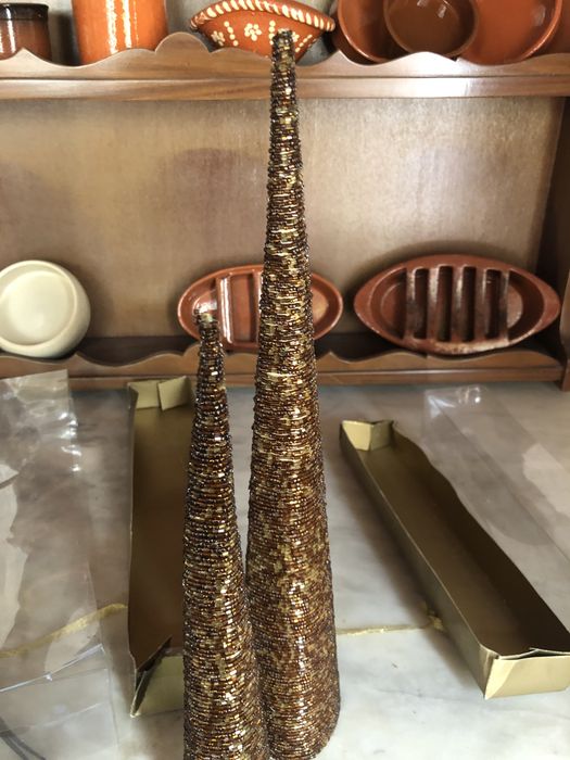 Dois cones com missangas decorativo