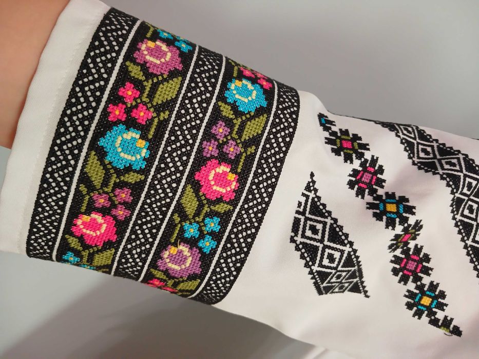 Продається вишита сукня