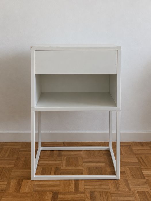 Mesa de cabeceira IKEA. VIKHAMMER