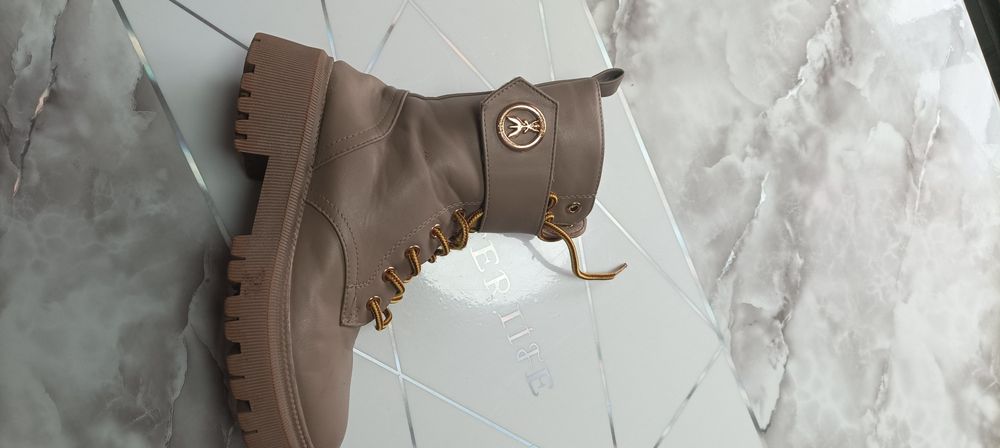 Продам взуття на дівчинку