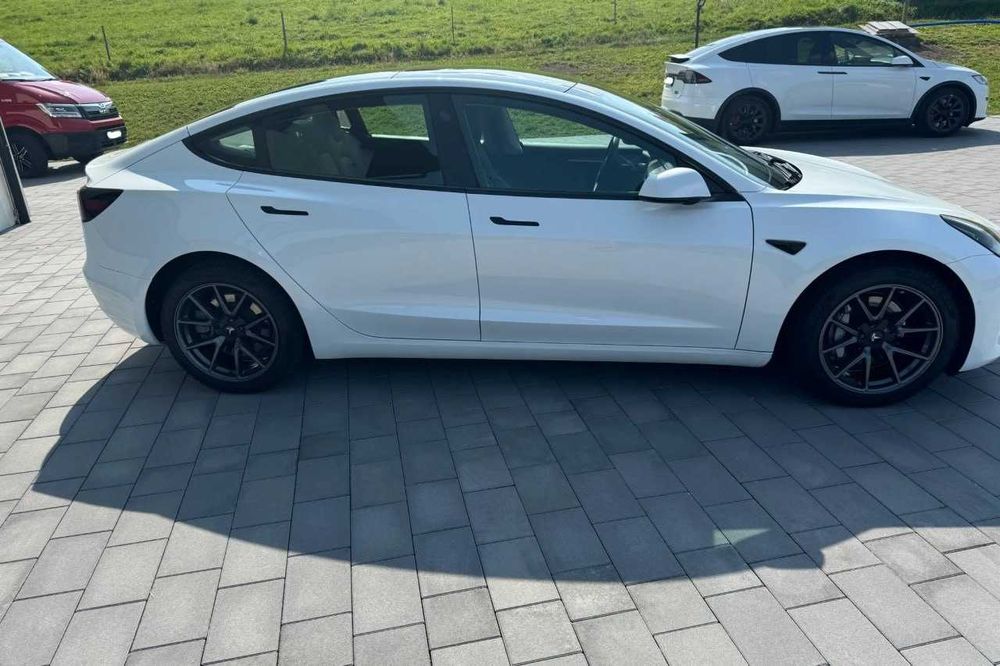 tesla model 3 2021 року