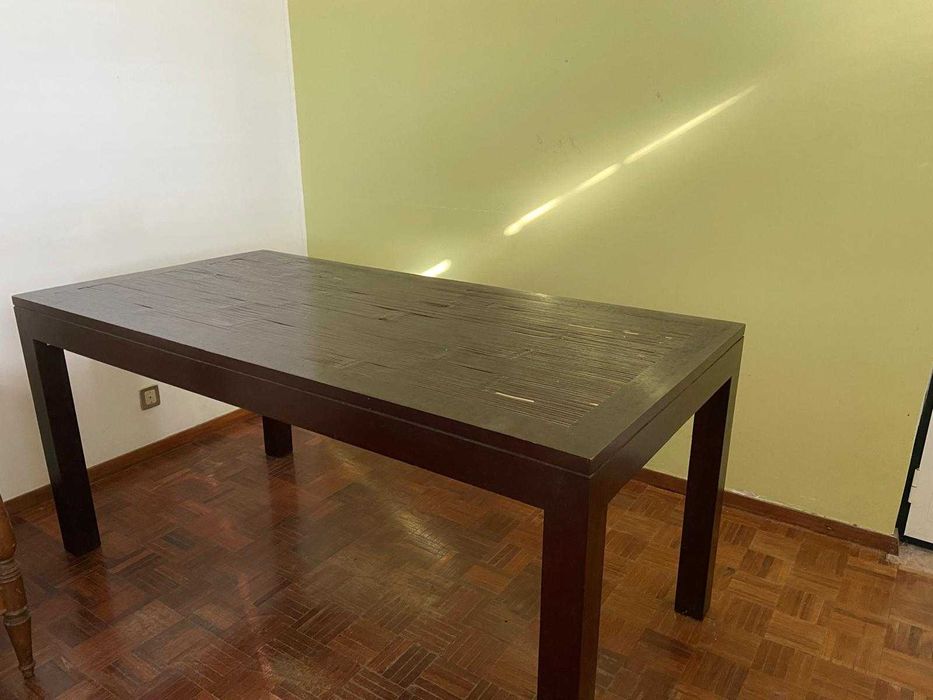 Mesa de madeira de jantar