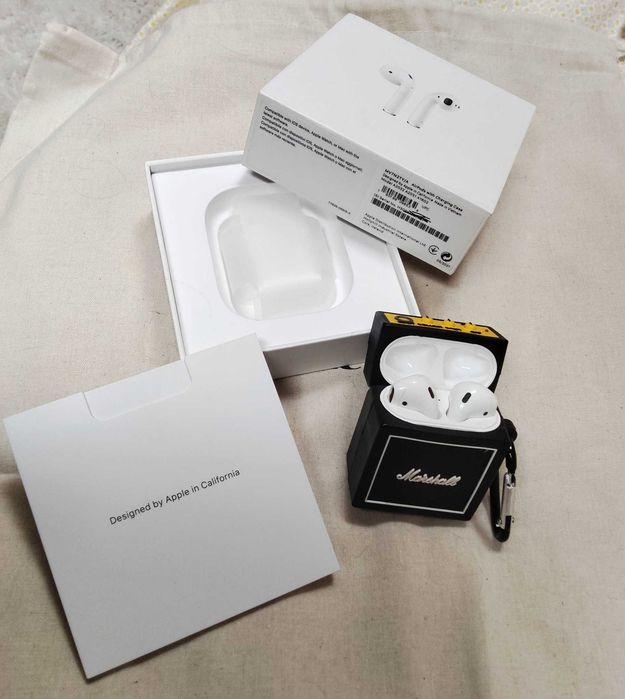 2 Dois Apple Airpods - 1 Apple Airpods 2 e 1 Apple Airpods 3 - com as respectivas caixas de Carregamento Originais