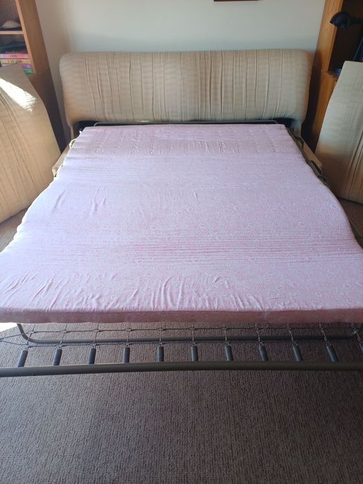 Sofá-cama para dois, com almofadas