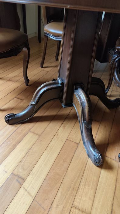 Conjunto de mesa e 6 cadeiras em pele