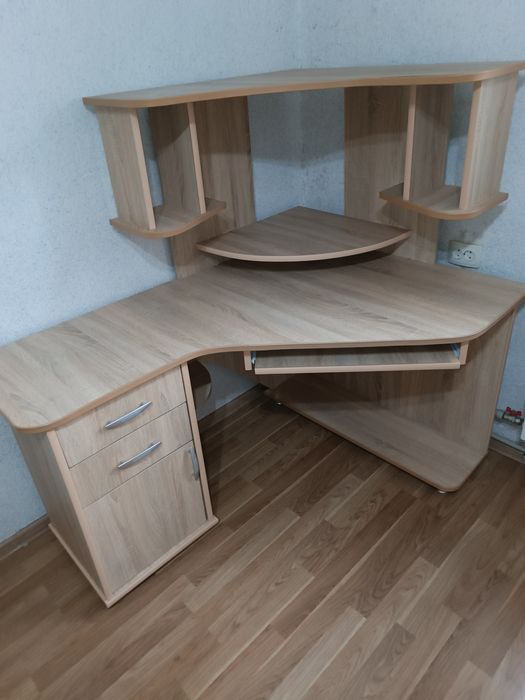 Комп'ютерний стіл