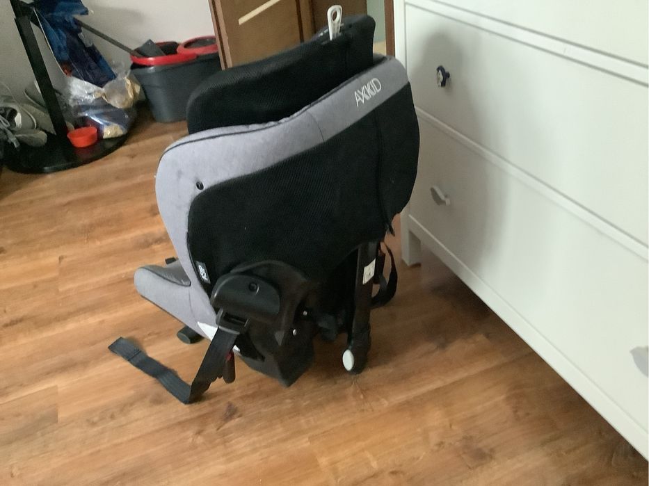 Fotelik Axkid Minikid do jazdy tyłem i przodem