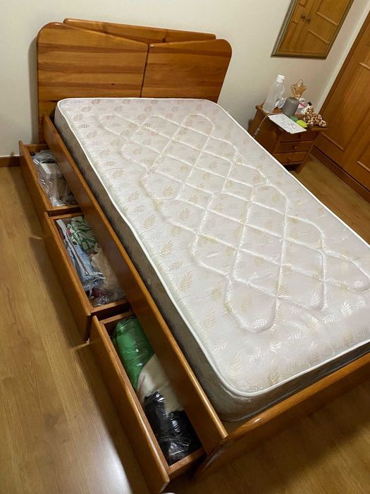 Cama de madeira c/ colchão + gavetas (solteiro) [Mobília CERNE]