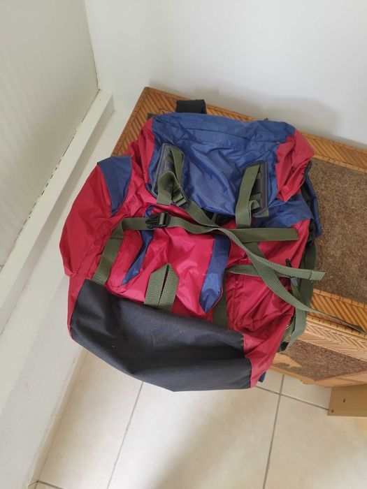 Mochila de campismo colorida e reforçada