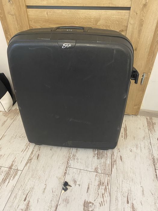 Duża walizka na kółkach