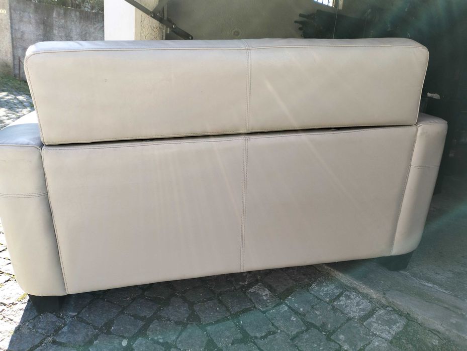 Sofa de dois lugares em bom estado