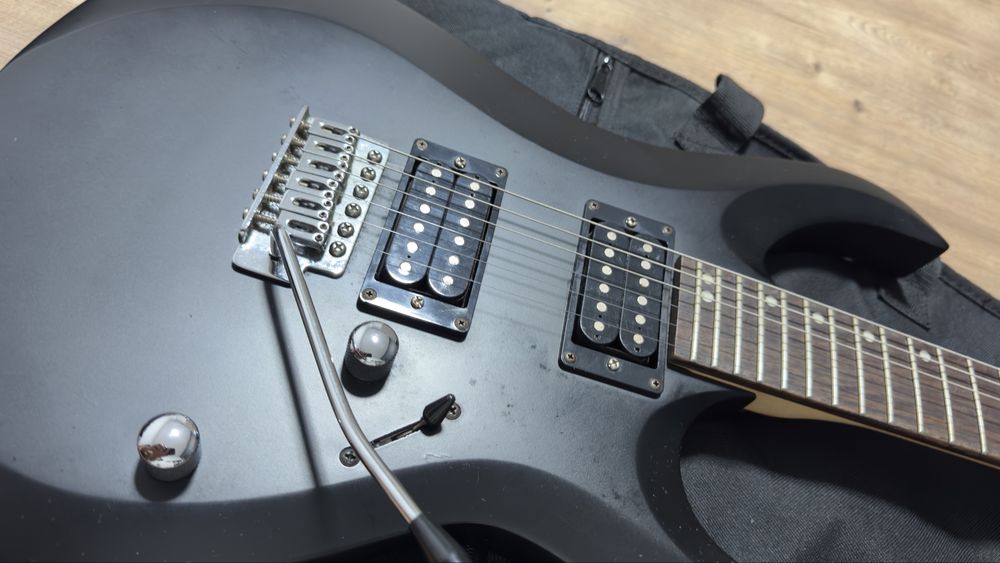 Guitarra elétrica Xcort X-1 + Amplificador Cort CM10G + Bolsa