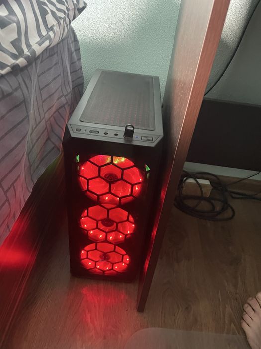 ПК, монітор, клавіатура з мишкою