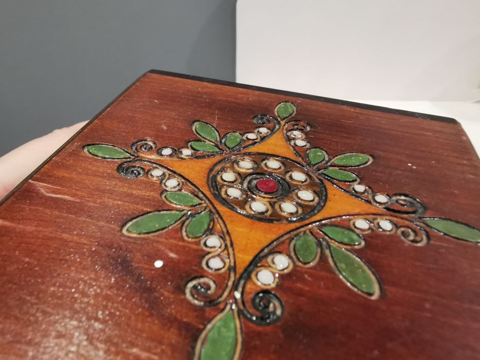 Drewniana mala szkatulka komoda